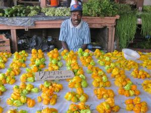 Marktman in Paramaribo