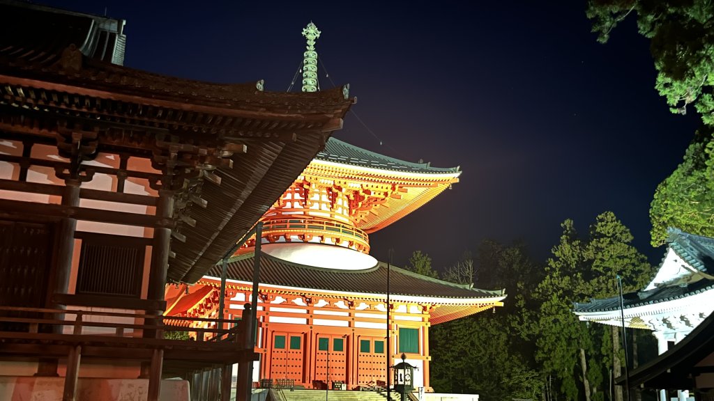 Tempel in Koyasan in de avond