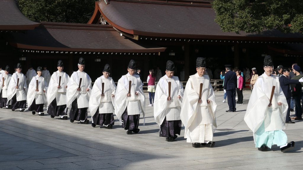 Shinto priesters in optocht in de Meiji-schrijn