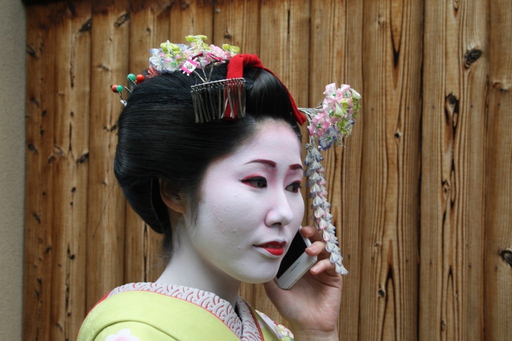 Geisha met mobieltje