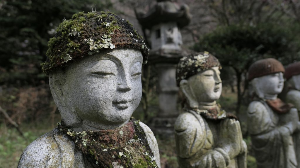 Dames in kimono en met parasol